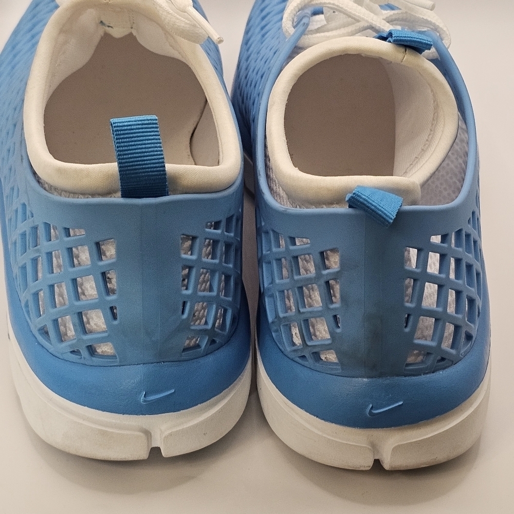 Nike  Mesh Women's Sneaker - Picture 5 of 6